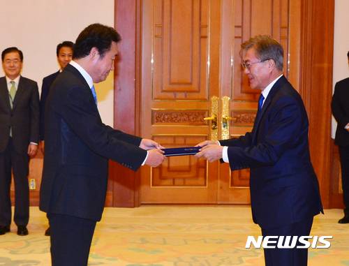 【서울=뉴시스】전진환 기자 = 문재인 대통령이 31일 오후 청와대 본과 접견실에서 이낙연 국무총리에게 임명장을 수여하고 있다. 2017.05.31.   amin2@newsis.com