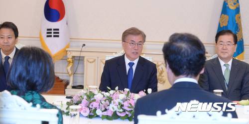 【서울=뉴시스】전진환 기자 = 문재인 대통령이 31일 오후 청와대 인왕실에서 이낙연 신임 국무총리와 환담하고 있다. 2017.05.31.   amin2@newsis.com