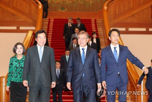 (서울=연합뉴스) 백승렬 기자 = 문재인 대통령(가운데)과 이낙연 총리가 31일 오후 청와대에서 열린 총리 임명장 수여식을 마치고 중앙계단을 내려오고 있다. srbaek@yna.co.kr