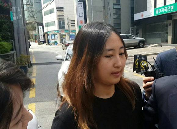 최순실씨의 딸 정유라씨가 구속영장이 기각된 지난 3일 최씨 소유인 서울 강남구 신사동 미승빌딩 앞에서 취재진의 질문에 답하고 있다. 연합뉴스