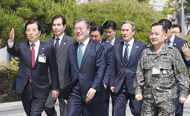 문재인 대통령이 5월17일 국방부를 방문해 한민구 국방부 장관(왼쪽 끝)의 안내로 합동참모본부로 이동하고 있다. 오른쪽 두 번째가 김관진 전 청와대 국가안보실장 ⓒ 사진=연합뉴스