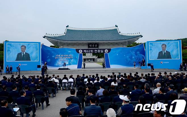 문재인 대통령이 6일 오전 서울 동작구 국립서울현충원에서 열린 제62회 현충일 추념식에서 추념사를 하고 있다. 2017.6.6/뉴스1 © News1 박정호 기자