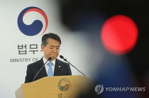 (과천=연합뉴스) 서명곤 기자 = 7일 오후 과천 법무부 청사에서 검찰 고위 간부들의 '돈 봉투 만찬'사건을 조사해온 장인종 법무부 감찰관이 감찰조사 결과를 발표하고 있다.      seephoto@yna.co.kr