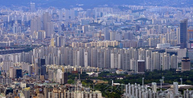 지역별 부동산 시장이 달아오르면서 정부가 투기과열지구 카드를 꺼낼지 시장의 관심이 쏠린다. 강남3구와 강동구, 마포구, 용산구. 과천시 등 ‘노블세븐’이 유력하다. 투기과열지구로 지정되면 분양권 전매와 조합원 지위양도가 금지되고 LTVㆍDTI 등 대출규제가 강화된다. 서울 아파트 평균 매매가격이 6억원을 웃도는 만큼 상당수 단지가 포함될 가능성도 높다. [헤럴드경제DB]