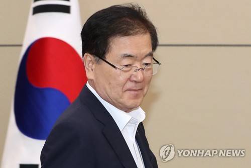 (서울=연합뉴스) 김주형 기자 = 정의용 국가안보실장이 8일 오전 청와대 여민1관에서 열리는 수석보좌관회의에 들어서고 있다. 2017.6.8  kjhpress@yna.co.kr