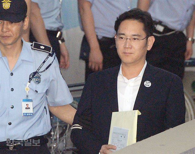 이재용 삼성전자 부회장이 8일 오후 서초구 서울중앙지법에서 열린 공판에 출석하기 위해 호송차에서 내려 법정으로 향하고 있다. 신상순 선임기자