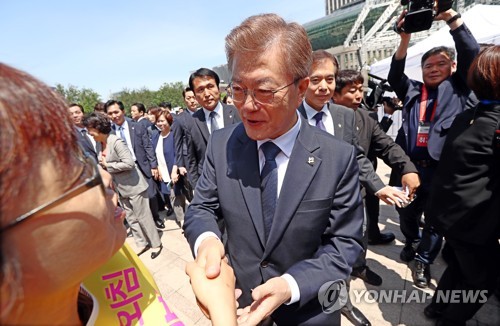 (서울=연합뉴스) 김인철 기자 = 문재인 대통령이 10일 오전 서울광장에서 열린 6·10 민주항쟁 기념식 참석을 마치고 차량으로 향하던 중 학생인권법 제정을 촉구하는 인권친화적학교 너머운동본부 회원들과 인사를 하고 있다. 2017.6.10      yatoya@yna.co.kr