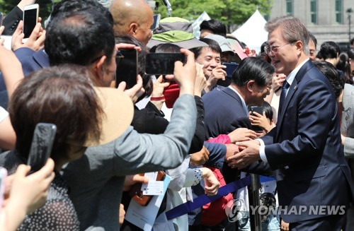 (서울=연합뉴스) 김주형 기자 = 문재인 대통령이 10일 오전 서울광장에서 열린 제30주년 6·10 민주항쟁 기념식을 마치고 시민들과 악수하고 있다. 2017.6.10      kjhpress@yna.co.kr