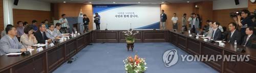 (서울=연합뉴스) 이상학 기자 = 이개호 국정기획자문위원회 경제2분과 위원장(왼쪽 세번째)이 10일 오후 서울 종로구 통의동 금융감독원 연수원 내 국정기획자문위원회에서 열린 미래창조과학부 업무보고에서 통신비 인하 등과 관련해 발언을 하고 있다. 2017.6.10      leesh@yna.co.kr