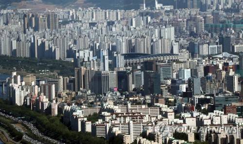 (서울=연합뉴스) 이상학 기자 = 최근 일부 지역에서 부동산 이상 과열 현상이 나타나면서 정부의 부동산 투기단속과 대출 규제 등이 예고되고 있다. 사진은 11일 서울 남산 N서울타워에서 바라본 강남 송파구 일대 아파트 단지 모습 .  2017.6.11      leesh@yna.co.kr