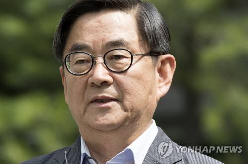 (서울=연합뉴스) 윤동진 기자 = 안경환 법무부 장관 후보자가 12일 오후 서울 서초구 방배동 자택 앞에서 열린 기자회견에서 취재진 질문에 답하고 있다. 2017.6.12      mon@yna.co.kr