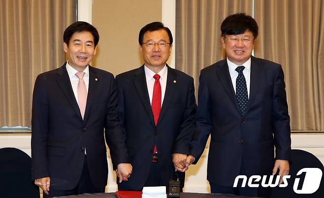 13일 오전 서울 여의도 국회 귀빈식당에서 야3당 정책위의장들이 일자리 추가경정예산안 논의를 위한 조찬회동 전 손을 맞잡고 있다. 왼쪽부터 이용호 국민의당, 이현재 자유한국당, 이종구 바른정당 정책위의장. 2017.6.13/뉴스1 © News1 안은나 기자