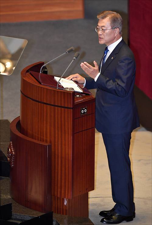 문재인 대통령이 지난 12일 오후 국회에서 첫 시정연설로 '일자리 추경' 시정연설을 갖고 있는 모습. ⓒ국회사진취재단