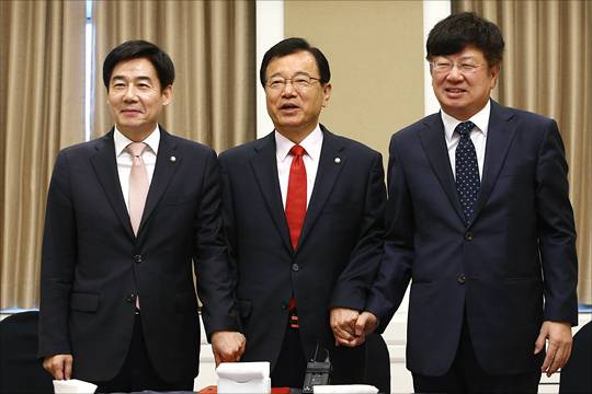 13일 오전 국회에서 야 3당 정책위의장인 이용호 국민의당 정책위의장(왼쪽부터), 이현재 자유한국당 정책위의장, 이종구 바른정당 정책위의장이 문재인 정부의 추경안과 관련해 회동을 갖고 있다. ⓒ데일리안