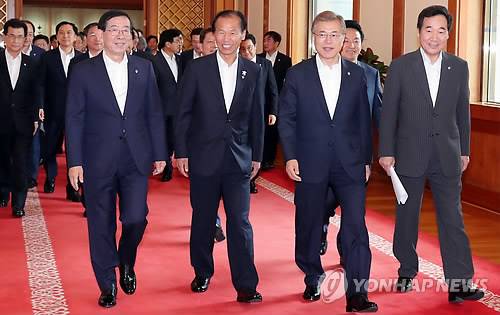 (서울=연합뉴스) 배재만 기자 = 문재인 대통령이 14일 오전 청와대에서 열린 시도지사 간담회에 입장하고 있다.   박원순 서울시장(앞줄 왼쪽부터) 최문순 전국시도지사협의회 회장(강원도지사), 문 대통령, 이낙연 총리. 2017.6.14  scoop@yna.co.kr