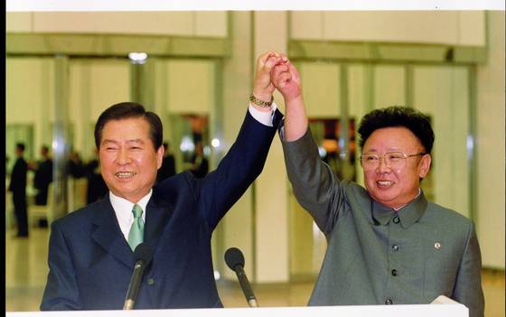 김대중 전 대통령과 김정일 북한 국방위원장이 2000년 6월 15일 남북공동선언문 서명에 앞서 남북정상회담 회담 참석자들의 박수에 답하고 있다. [중앙포토]