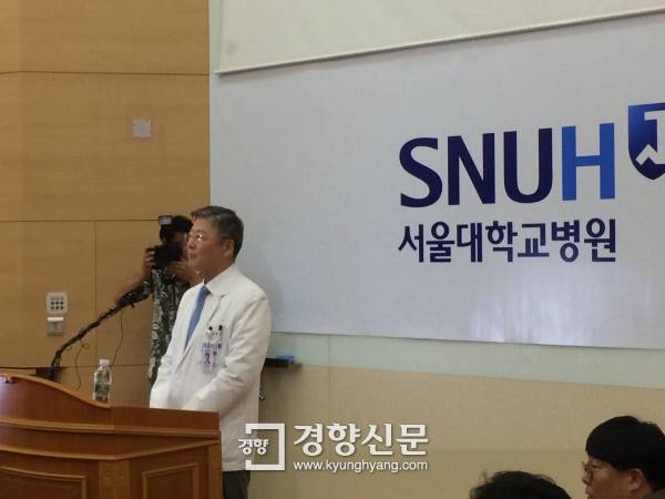 15일 오후 2시 서울대병원에서 열린 긴급 기자회견에서 기자들의 질문에 답변을 하고 있는 김연수 진료부원장. 이진주