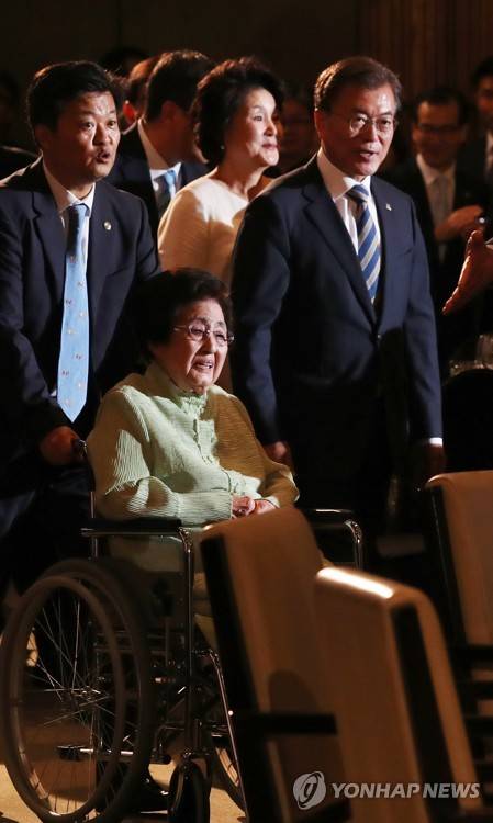 (서울=연합뉴스) 김주형 기자 = 문재인 대통령이 15일 오후 6·15 남북정상회담 17주년 기념식이 열린 서울 여의도 63빌딩 컨벤션센터에서 고 김대중 대통령 부인 이희호 여사, 부인 김정숙 여사와 함께 입장하고 있다.  kjhpress@yna.co.kr
