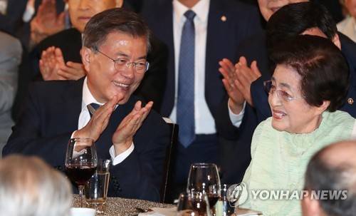 (서울=연합뉴스) 김주형 기자 = 문재인 대통령이 15일 오후 6·15 남북정상회담 17주년 기념식이 열린 서울 여의도 63빌딩 컨벤션센터에서 고 김대중 대통령 부인 이희호 여사를 바라보고 있다.   kjhpress@yna.co.kr
