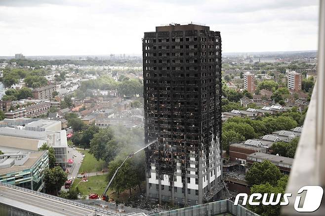 화재가 발생한 런던 그렌펠 타워 모습. © AFP=뉴스1