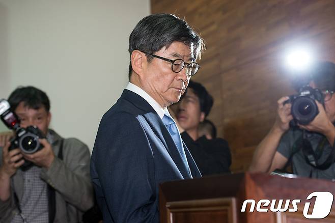 안경환 법무부 장관 후보자가 16일 오전 서초구 대한법률구조공단 서울개인회생·파산종합지원센터에서 성차별적 표현 등 의혹 논란과 관련해 기자회견을 갖고 있다.  2017.6.16/뉴스1 © News1 이승배 기자