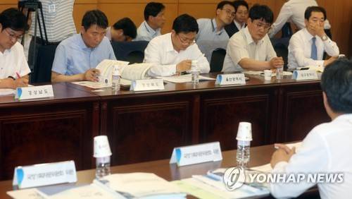 (서울=연합뉴스) 한상균 기자 = 16일 오후 통의동 국정기획자문위에서 열린 지역공약 시도 의견수렴 회의에 대구, 부산, 경북, 울산 지역 관계자들이 참석하고 있다.   xyz@yna.co.kr