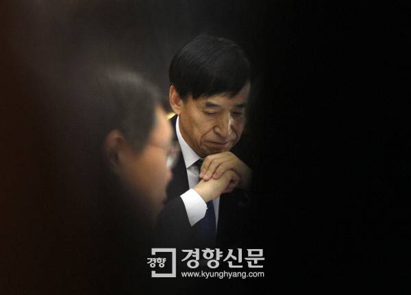 미국이 기준금리를 인상하면서 1년간 기준금리를 동결해온 한국은행에 시장의 시선이 쏠리고 있다. 이주열 한은 총재가 지난해 말 열린 금융통화위원회 본회의에서 생각에 잠겨 있다. / 이석우 기자