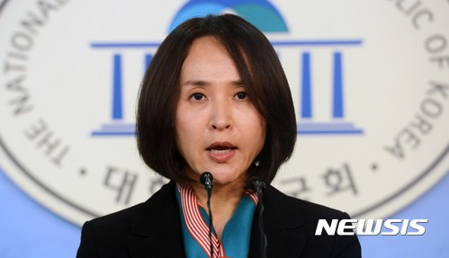 바른정당 조영희 대변인이 국회 정론관에서 현안 관련 브리핑을 하고 있다. /사진=뉴시스