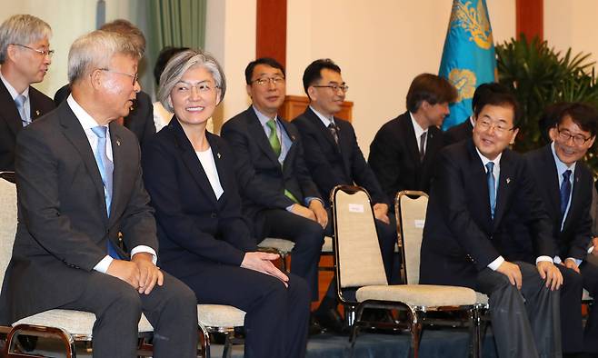 강경화 외교부 장관이 18일 청와대에서 열린 임명장 수여식에 앞서 문재인 대통령을 기다리며 남편 이일병 교수와 밝은 표정으로 대화하고 있다. [연합뉴스]