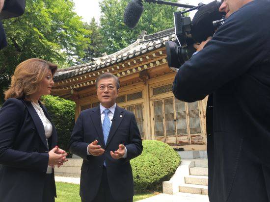 문재인 대통령이 20일 오전 청와대 녹지원에서 미국 CBS ‘디스모닝’과 인터뷰하고 있다. 청와대 제공