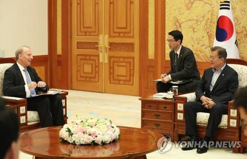 (서울=연합뉴스) 문재인 대통령이 21일 오전 청와대 본관 접견실에서 리차드 하스 미국외교협회(Council on Foreign Relations, CFR) 회장과 환담을 하고 있다. 2017.6.21 [청와대 제공=연합뉴스]      photo@yna.co.kr