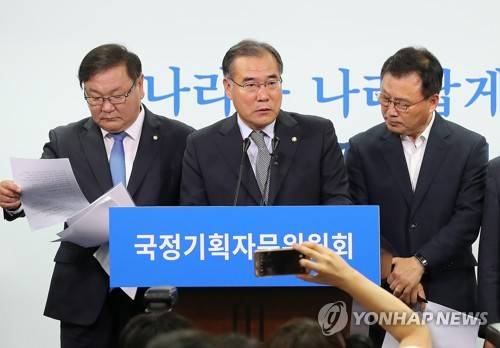 (서울=연합뉴스) 이정훈 기자 = 22일 오전 서울 종로구 통의동 국정기획자문위원회에서 통신비 절감대책 브리핑이 열리고 있다. 왼쪽부터 더불어민주당 김태년 정책위의장, 이개호 국정위 경제2분과 위원장, 박광온 국정위 대변인  uwg806@yna.co.kr
