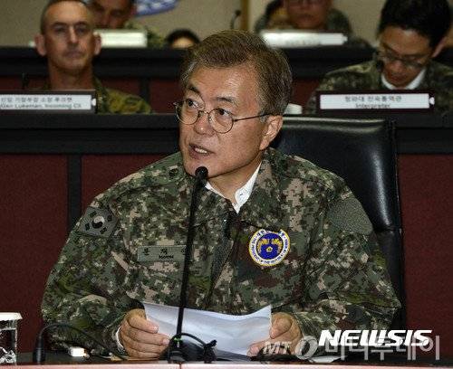 【서울=뉴시스】전진환 기자 = 문재인 대통령이 지난 13일 오후 서울 용산 한미연합사를 방문해 작전지휘통제실에서 인사말을 하고 있다. 2017.06.13.   amin2@newsis.com   <저작권자ⓒ 공감언론 뉴시스통신사. 무단전재-재배포 금지.>