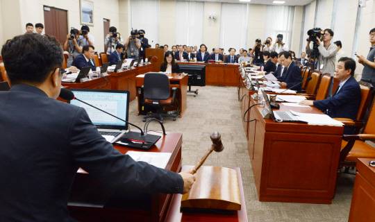 송영무 청문회 실시 가결 : 23일 오전 국회 국방위원회에서 송영무 국방부 장관 후보자에 대한 인사청문회 실시계획서 채택의 건이 가결되자 위원장 직무대리를 맡은 이철희(왼쪽) 의원이 의사봉을 두드리고 있다. 김낙중 기자 sanjoong@