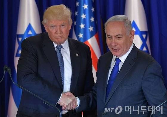 도널드 트럼프 미국 대통령과 베냐민 네타냐후 이스라일 총리가 22일(현지시간) 예루살렘에서 공식만찬에 앞서 악수를 하고 있다.  © AFP=뉴스1