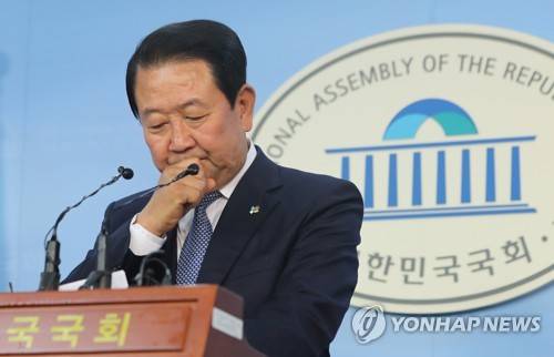 (서울=연합뉴스) 안정원 기자 = 국민의당 박주선 비상대책위원장이 26일  국회 정론관에서 지난 대선 때 제기했던 문재인 대통령의 아들 준용 씨의 고용정보원 입사 의혹과 관련, "제보된 카카오톡 화면 및 녹음 파일이 조작된 것으로 밝혀졌다"는 내용의 기자회견을 하고 있다.     jeong@yna.co.kr