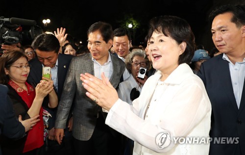 (서울=연합뉴스) 김주형 기자 = 문재인 대통령 부인 김정숙 여사가 26일 오후 '열린 청와대 50년 만의 한밤 산책' 행사에 참석, 숙소로 돌아가며 시민들에게 인사하고 있다. 2017.6.26      kjhpress@yna.co.kr