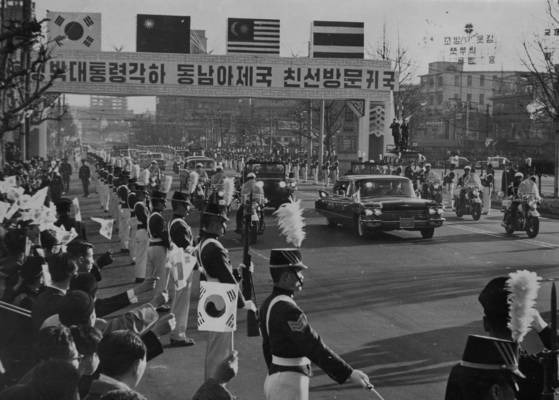 1966년 2월 18일 동남아시아 3개국 방문을 마치고 돌아온 박정희 전 대통령 환영행사.