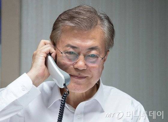 문재인 대통령이 10일 오후 서울 서대문구 홍은동 사저에서 도널드 트럼프 미국 대통령과 첫 통화를 하고 있다.(청와대 제공) 2017.05.11/뉴스1  <저작권자 © 뉴스1코리아, 무단전재 및 재배포 금지>