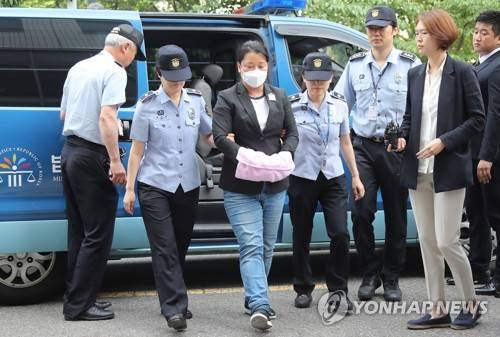(서울=연합뉴스) 이상학 기자 = 국민의당 당원인 이유미씨가 29일 오전 문재인 대통령 아들을 대상으로 한 '취업 특혜 의혹조작' 사건과 관련해 영장실질심사를 받기 위해 서울 양천구 서울남부지법으로 들어서고 있다.2017.6.29  leesh@yna.co.kr