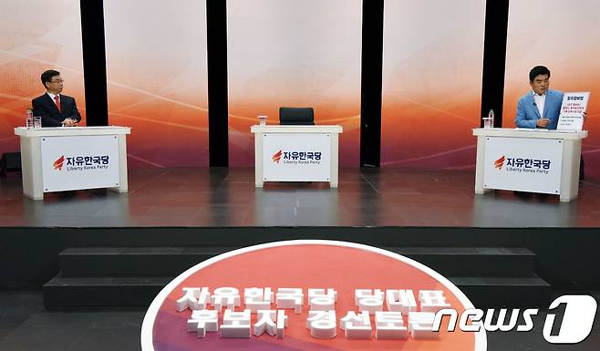 자유한국당 경선주자인 원유철, 신상진 후보가 30일 오후 서울 상암동 SBS프리즘타워 오리토리움에서 열린 자유한국당 제3차 전당대회 당대표 TV토론에 임하고 있다.2017.6.30/뉴스1 © News1 국회사진취재단