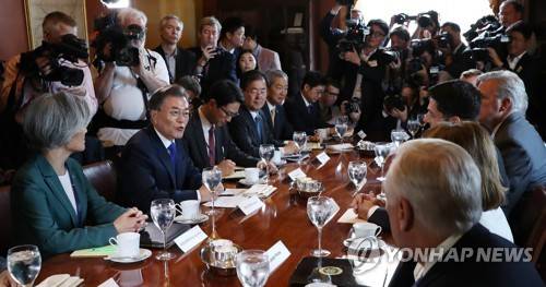 (워싱턴=연합뉴스) 김주형 기자 = 문재인 대통령이 29일 오전(현지시간) 미국 워싱턴 국회의사당 링컨 룸에서 열린 미 하원 지도부 간담회에서 폴 라이언 하원의장 등 원내대표들과 간담회 하고 있다. 2017.6.30 kjhpress@yna.co.kr