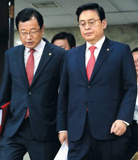 자유한국당 정우택(오른쪽) 원내대표와 이현재 정책위의장이 30일 당 원내 대책 회의에 입장하며 심각한 표정으로 대화를 나누고 있다. 새 지도부 선출을 위한 7·3 전당대회를 사흘 앞둔 이날 한국당 지지율은 역대 최저치인 7%를 기록해 바른정당(9%)에 처음으로 추월당했다. /연합뉴스