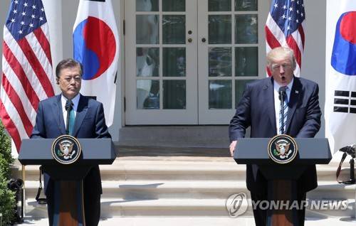 (워싱턴=연합뉴스) 배재만 기자 = 문재인 대통령과 도널드 트럼프 미 대통령이 30일 오전(현지시간)  미 워싱턴 백악관에서 열린 한미 정상회담을 마친 뒤 기자회견을 하고 있다.   scoop@yna.co.kr