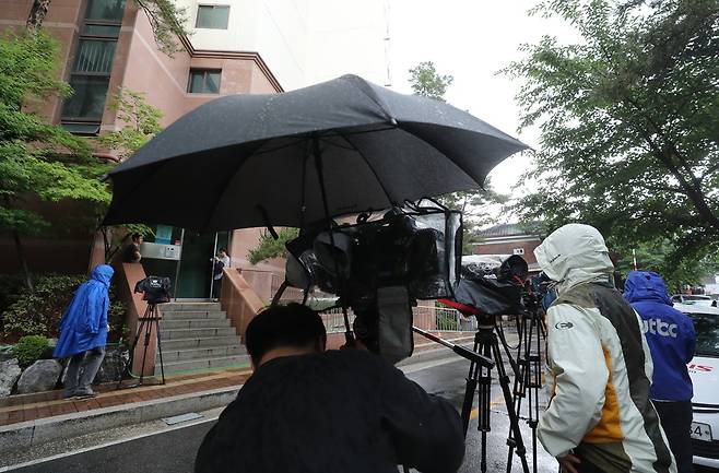 안철수 전 국민의당 대표가 ‘문준용씨 제보 조작사건’과 관련해 당 진상조사단의 대면 조사에 응한 2일 오후 서울시 노원구 안 전 대표의 자택 앞에서 취재진이 대기하고 있다. 신소영 기자 viator@hani.co.k