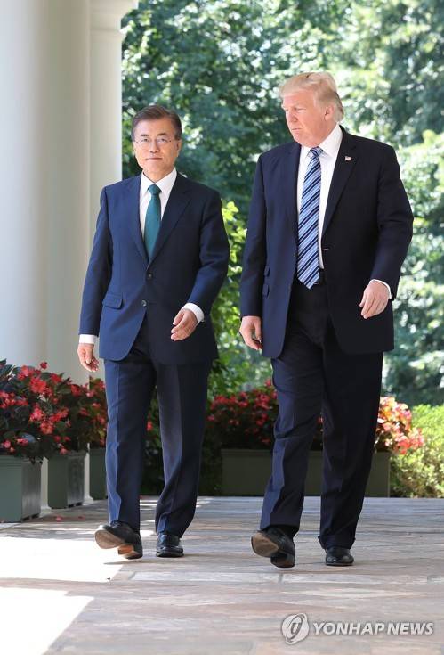 (워싱턴=연합뉴스) 배재만 기자 = 문재인 대통령과 도널드 트럼프 미국 대통령이 30일 오전(현지시간) 워싱턴 백악관에서 열린 확대 정상회담을 마치고 공동기자회견장으로 이동하고 있다. 2017.7.1  scoop@yna.co.kr  (끝)