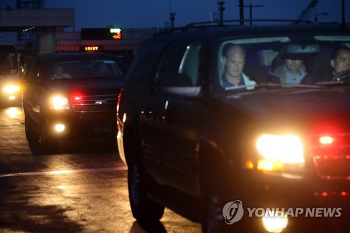 (김포=연합뉴스) 권준우 기자 = 부인 미셸 오바마, 두 딸 등과 함께 한국을 찾은 버락 오바마 전 미국 대통령이 탑승한 차량 행렬이 2일 오후 김포공항을 빠져나오고 있다. 오바마 전 대통령은 오는 3일 서울 광진구 워커힐 호텔에서 대통령 재임 기간의 경험과 리더십에 대해 연설할 예정이다. 2017.7.2      stop@yna.co.kr