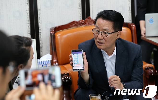 박지원 국민의당 전 대표가 3일 오후 서울 여의도 국회의원회관에서 문재인 대통령 아들 준용씨 취업특혜 의혹 제보조작 사건과 관련해 기자간담회를 열던 중 이준서 최고위원으로부터 온 메시지를 들어보이고 있다. 2017.7.3/뉴스1 © News1 안은나 기자