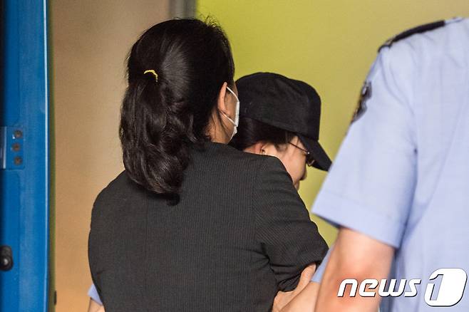 국민의당 제보 조작 사건의 피의자인 이유미씨가 검찰 조사를 위해 서울 남부지검에 도착해 호송차에서 내리고 있다.  © News1 성동훈 기자