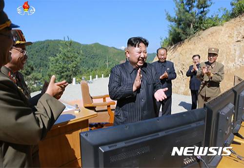 【서울=뉴시스】 북한은 4일 조선중앙방송 특별중대보도를 통해 오전 9시 40분께 발사한 대륙간탄도미사일(ICBM) 화성-14형 발사에 성공했다고 밝혔다. 이 자리에는 김정은 노동당 국무위원이 참석했다. 2017.07.04. (사진=조선중앙TV 캡쳐)  photo@newsis.com